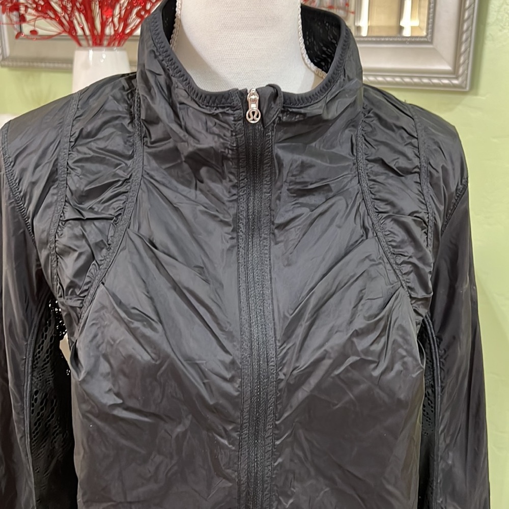 🔴🔴🔴🔴🔴. SOLD 🔴🔴🔴🔴🔴🔴rare lululemon jacket Lightweight - Picture 4 of 17